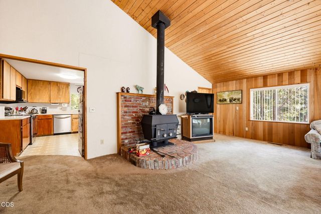 690 Thornbrook Drive, Merlin, OR 97532