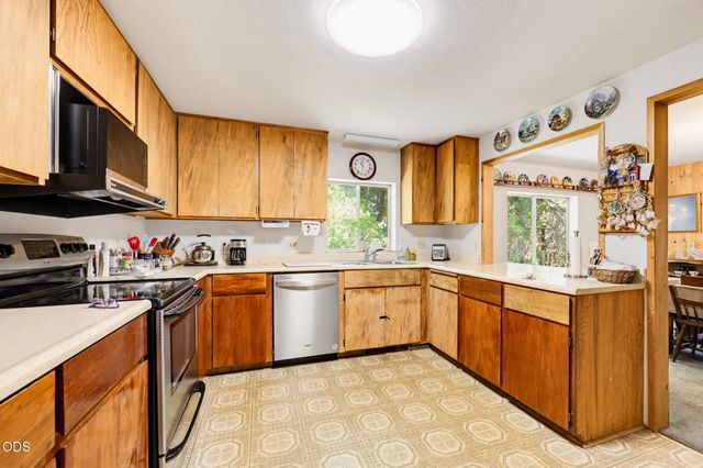 690 Thornbrook Drive, Merlin, OR 97532