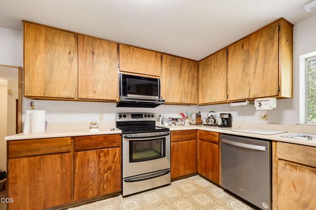 690 Thornbrook Drive, Merlin, OR 97532