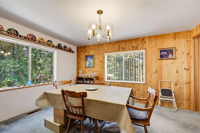 690 Thornbrook Drive, Merlin, OR 97532