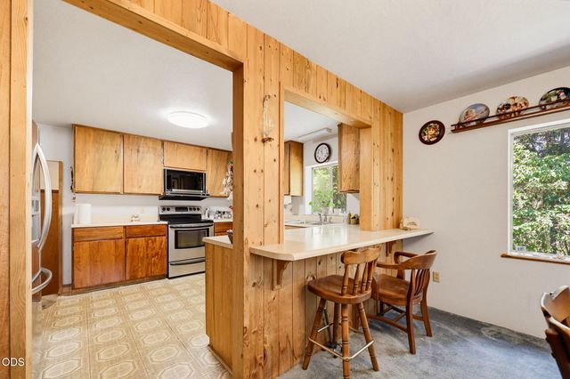 690 Thornbrook Drive, Merlin, OR 97532