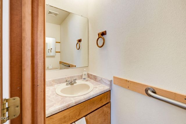 690 Thornbrook Drive, Merlin, OR 97532