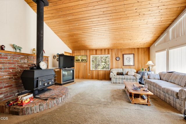 690 Thornbrook Drive, Merlin, OR 97532