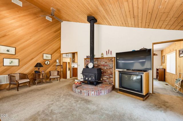 690 Thornbrook Drive, Merlin, OR 97532
