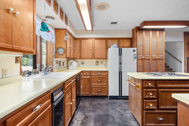 119 E Pecan Valley Rd, Center Point, TX 78010