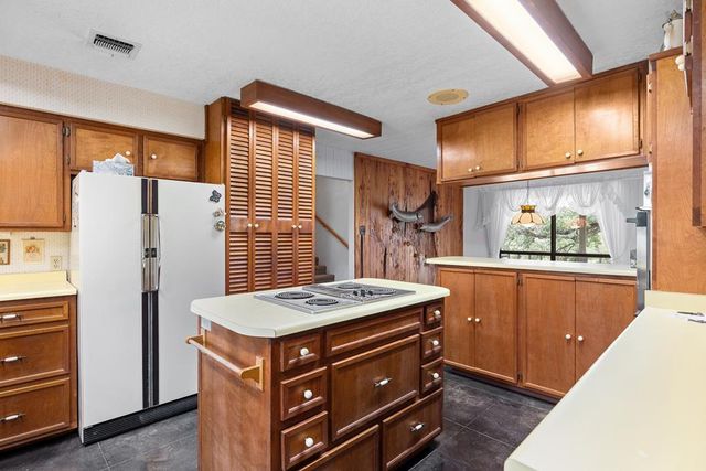 119 E Pecan Valley Rd, Center Point, TX 78010