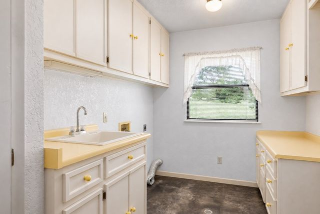 119 E Pecan Valley Rd, Center Point, TX 78010