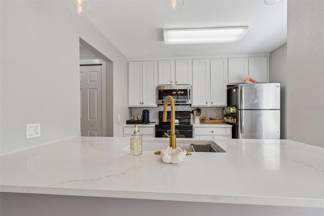 3863 ISLAND WAY, St Petersburg, FL 33705
