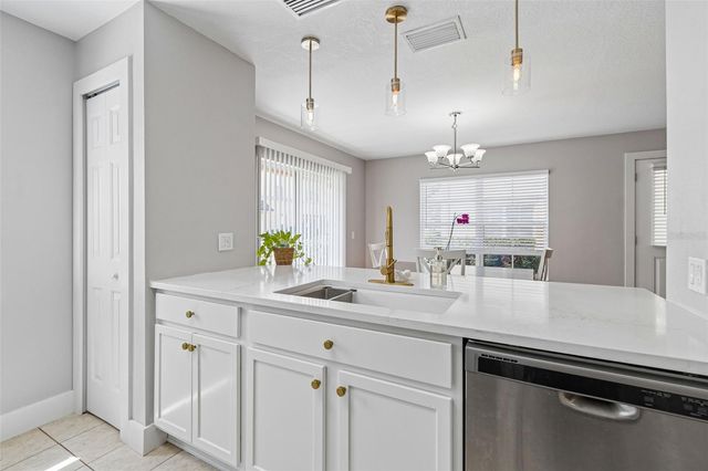 3863 ISLAND WAY, St Petersburg, FL 33705