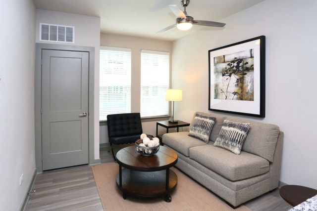 680 E Algonquin Road 1404, Schaumburg, IL 60173