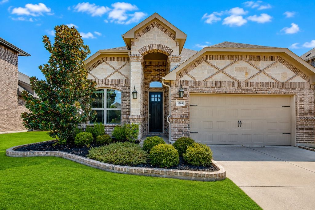 1209 Rushmore Drive, Burleson, TX 76028