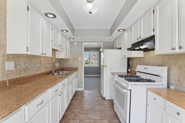 17303 Greenbay Avenue SE, Lansing, IL 60438