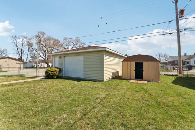 17303 Greenbay Avenue SE, Lansing, IL 60438