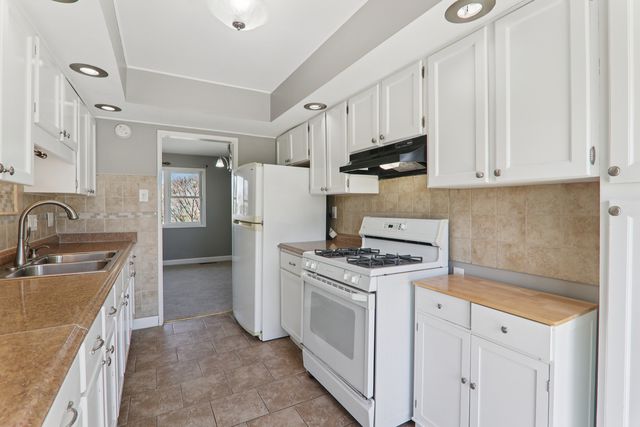 17303 Greenbay Avenue SE, Lansing, IL 60438