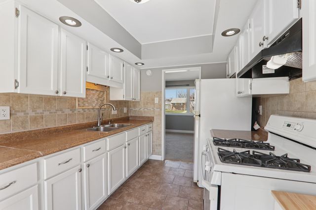 17303 Greenbay Avenue SE, Lansing, IL 60438