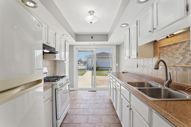 17303 Greenbay Avenue SE, Lansing, IL 60438