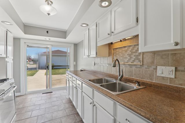 17303 Greenbay Avenue SE, Lansing, IL 60438