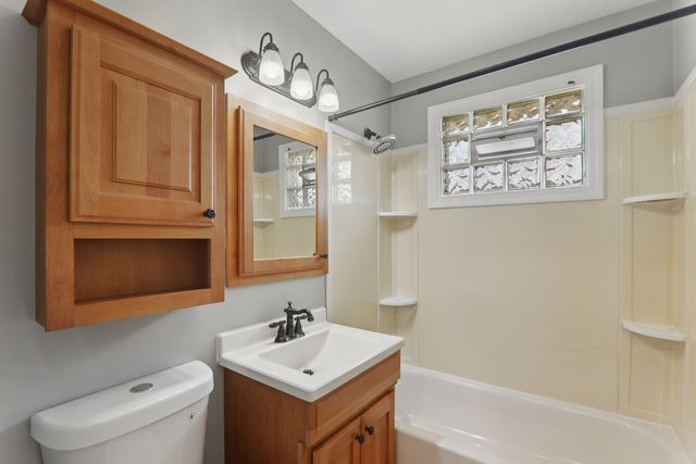 17303 Greenbay Avenue SE, Lansing, IL 60438