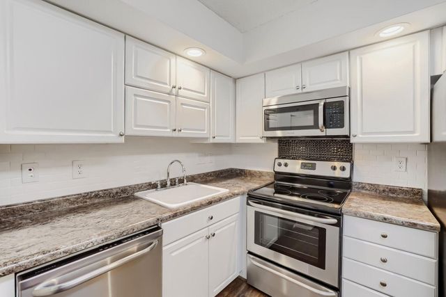 12600 Parkwood Drive 313, Burnsville, MN 55337