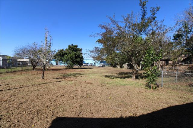 401 E 5th St, Sweeny, TX 77480