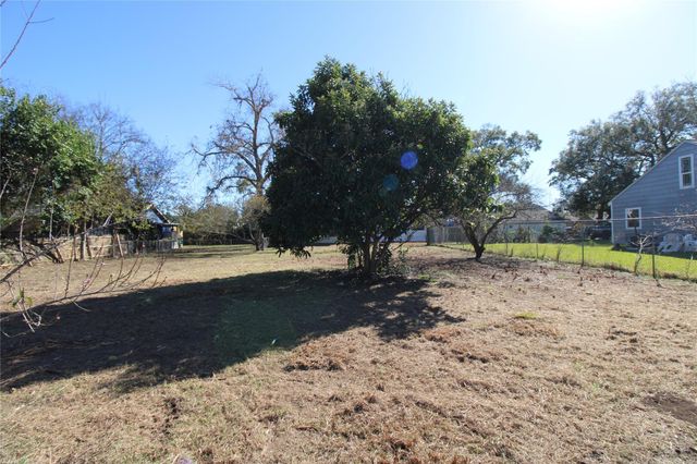401 E 5th St, Sweeny, TX 77480