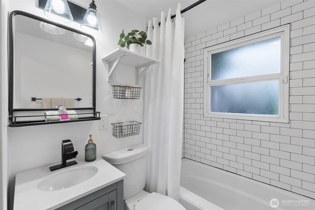 909 N 170th Street, Shoreline, WA 98133