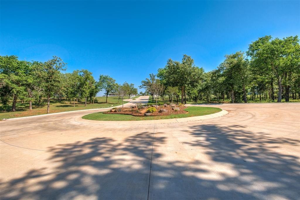 Image 3 of property listing at 10117 Creek View Road, Guthrie, OK 73044