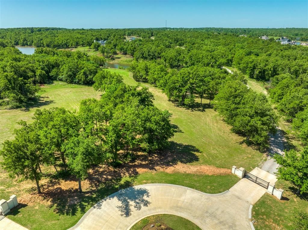 Image 4 of property listing at 10117 Creek View Road, Guthrie, OK 73044