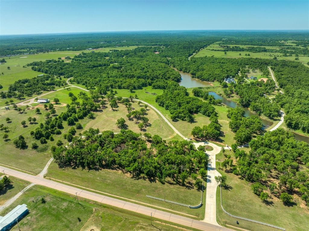 Image 6 of property listing at 10117 Creek View Road, Guthrie, OK 73044