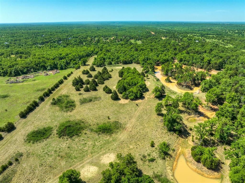 Image 7 of property listing at 10117 Creek View Road, Guthrie, OK 73044
