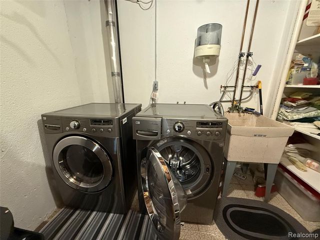 12432 Pinecrest Drive 28, Plymouth, MI 48170