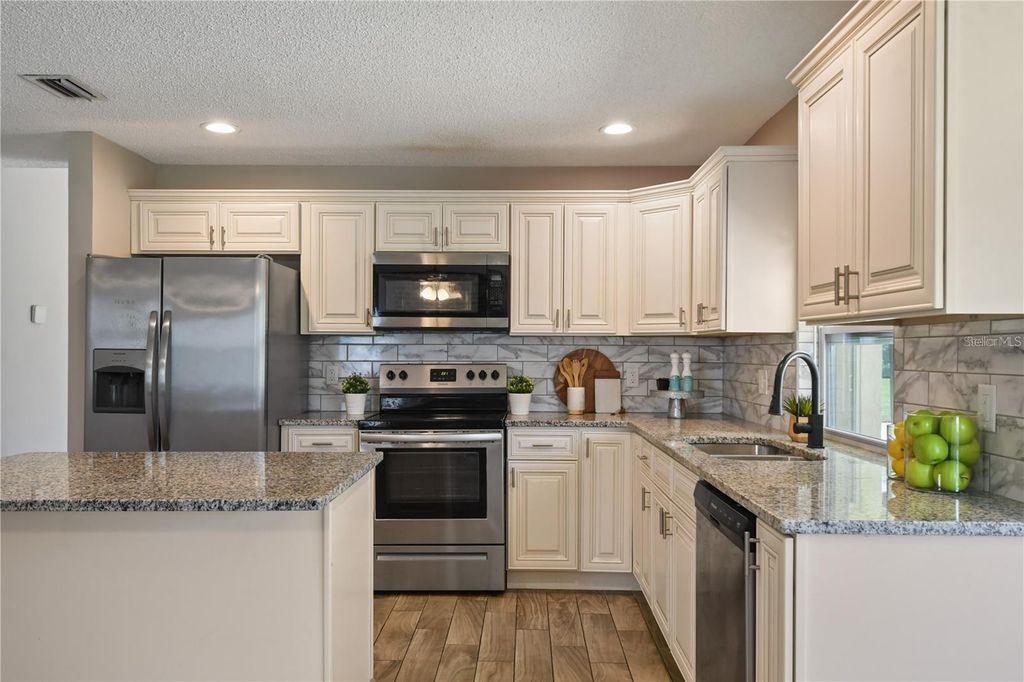 Image 15 of property listing at 7037 EDGEWORTH DRIVE, Orlando, FL 32819