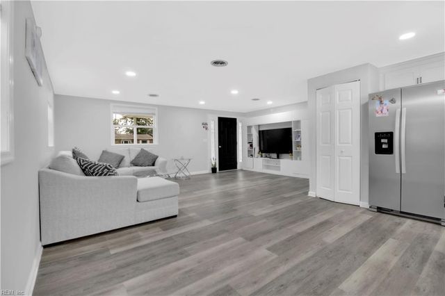 1914 Zinzer RD, Hampton, VA 23663