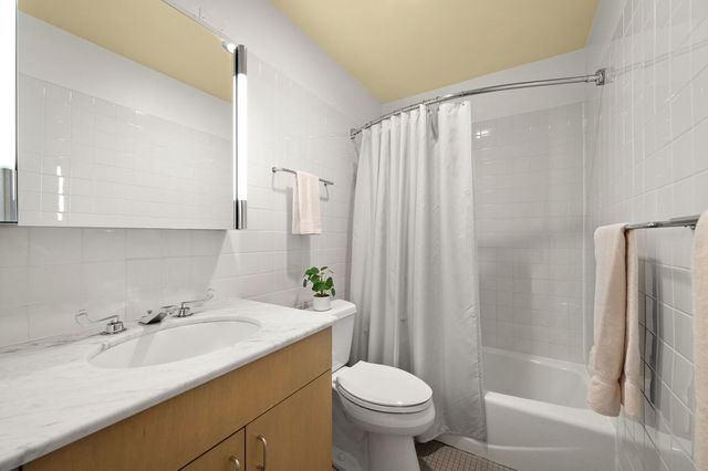 260 E Chestnut Street 4003, Chicago, IL 60611