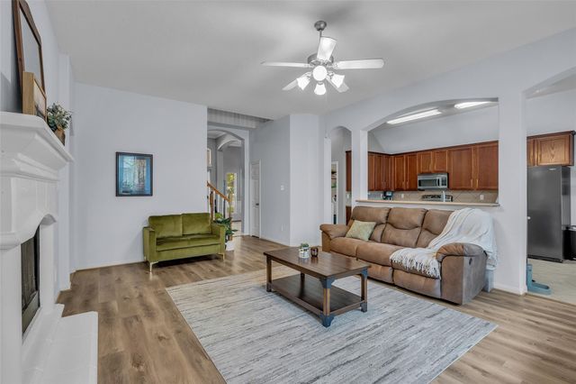 107 Dawns Edge Drive, Conroe, TX 77356