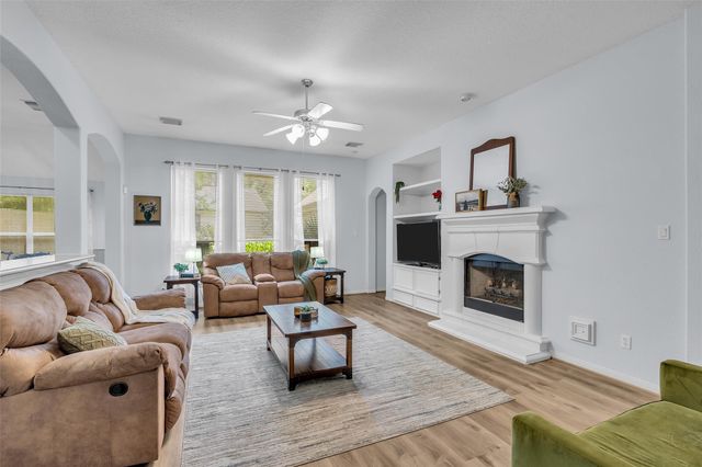 107 Dawns Edge Drive, Conroe, TX 77356