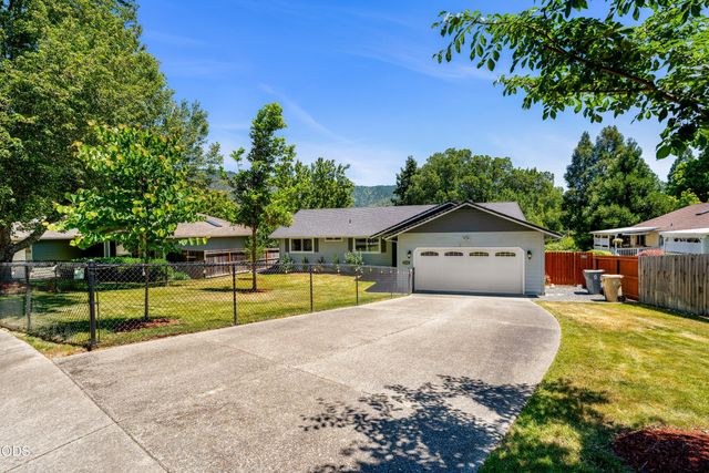 2503 NW Lassen Way, Grants Pass, OR 97526