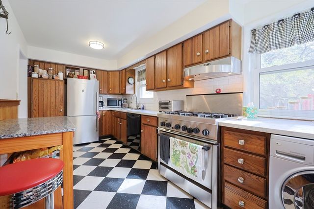 16 E New Lenox Rd, Lenox, MA 01240