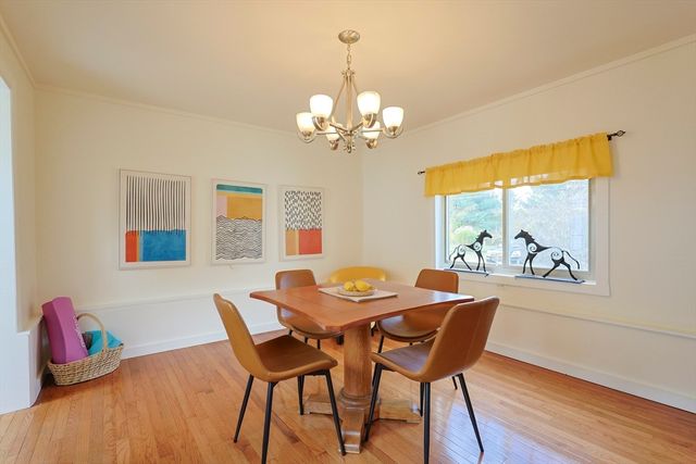 16 E New Lenox Rd, Lenox, MA 01240