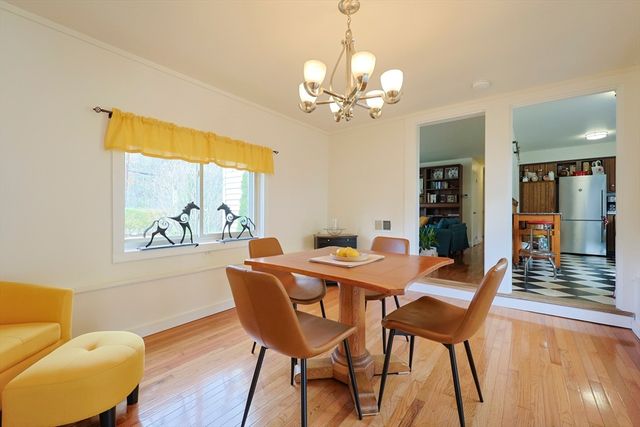 16 E New Lenox Rd, Lenox, MA 01240