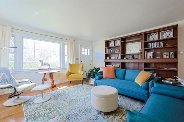 16 E New Lenox Rd, Lenox, MA 01240