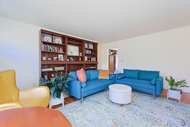 16 E New Lenox Rd, Lenox, MA 01240