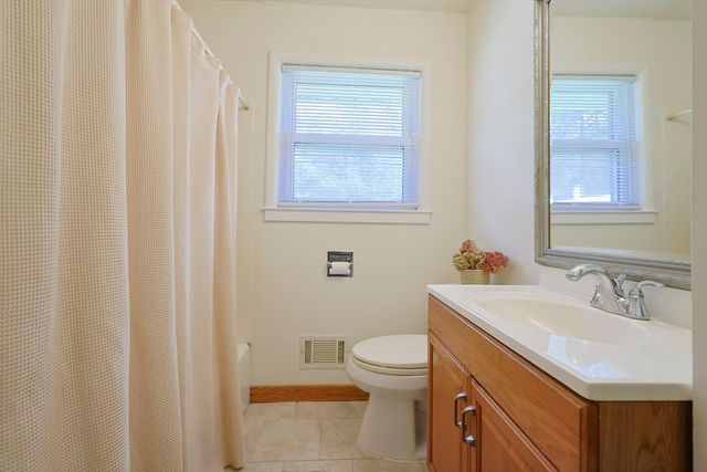 16 E New Lenox Rd, Lenox, MA 01240