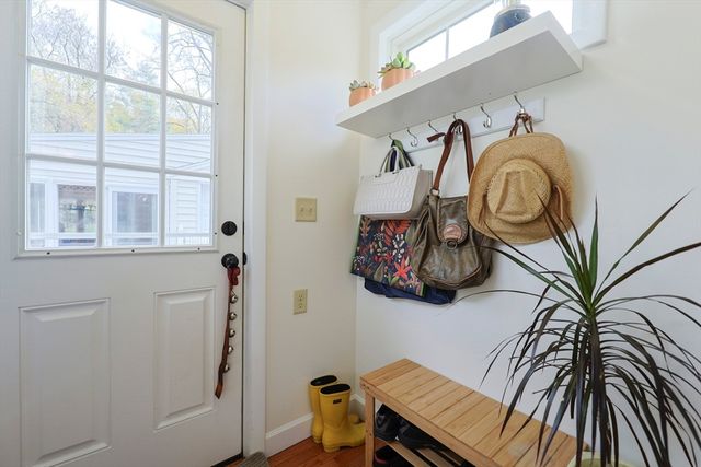 16 E New Lenox Rd, Lenox, MA 01240