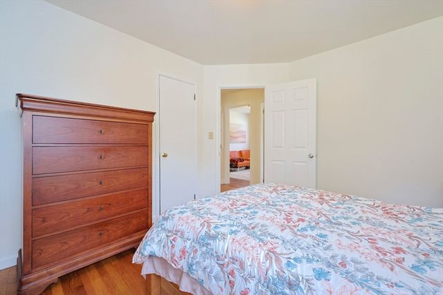 16 E New Lenox Rd, Lenox, MA 01240