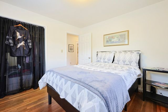 16 E New Lenox Rd, Lenox, MA 01240