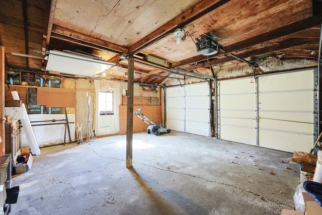 16 E New Lenox Rd, Lenox, MA 01240