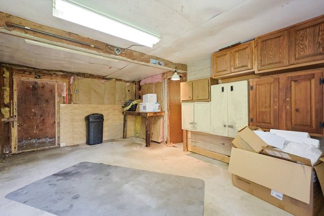 16 E New Lenox Rd, Lenox, MA 01240