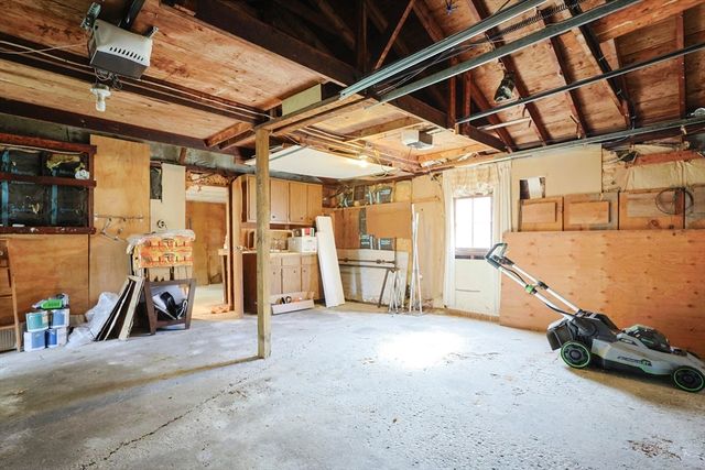 16 E New Lenox Rd, Lenox, MA 01240