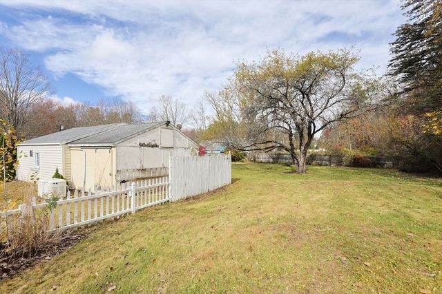 16 E New Lenox Rd, Lenox, MA 01240